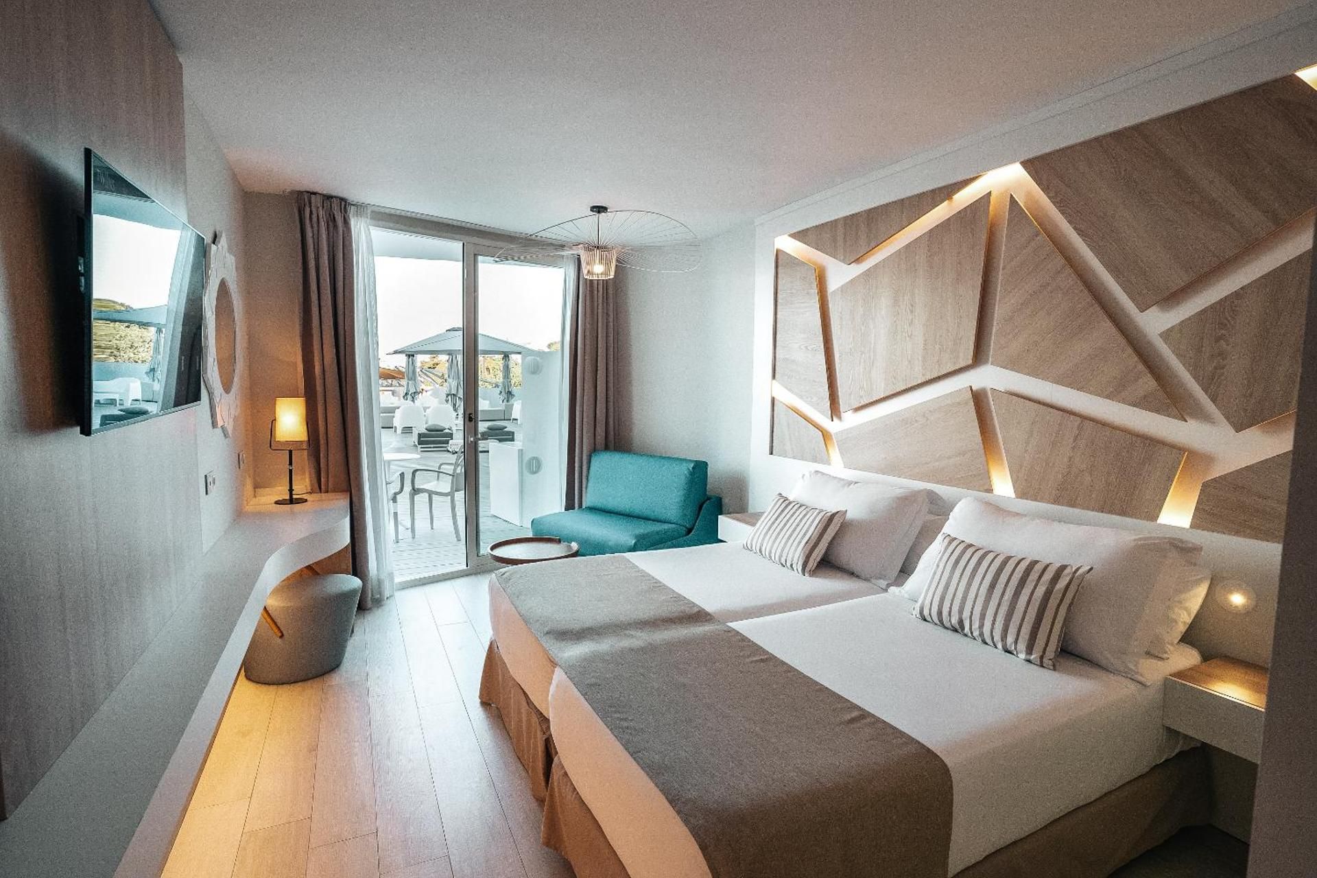 Embrace Double Solarium