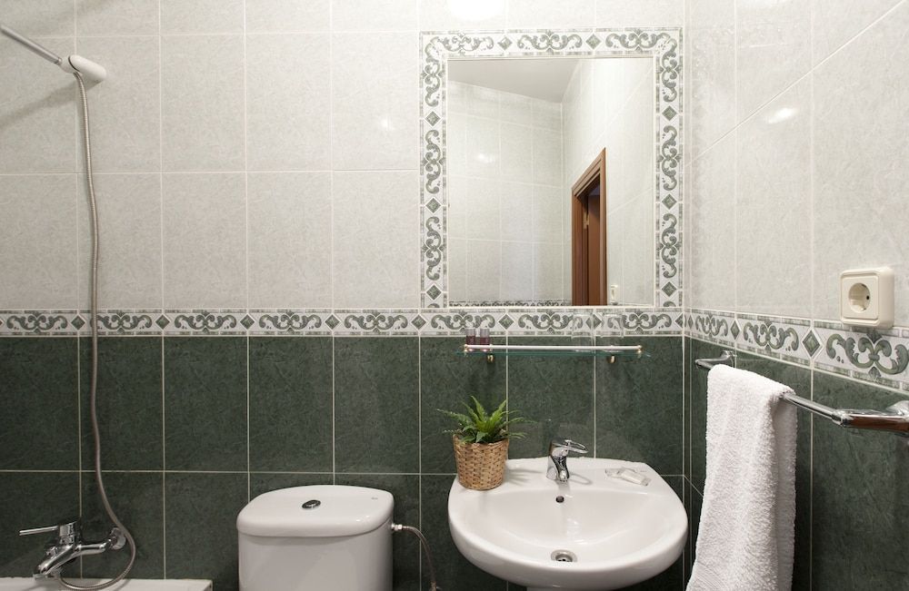 Hostal Condestable Twin Room 9