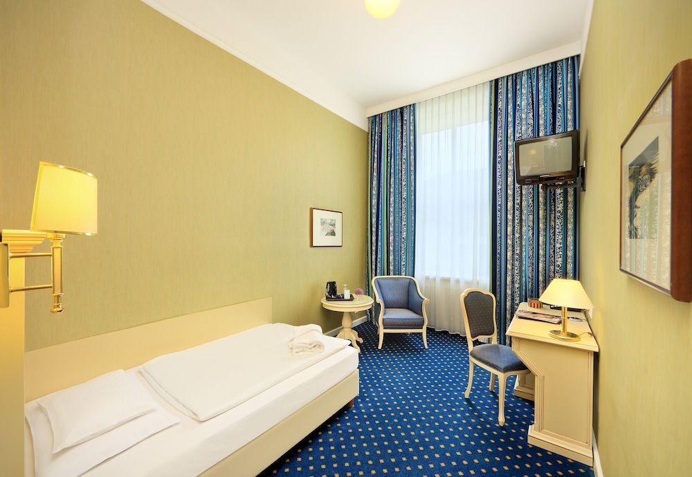 Single Room (small, 12 sqm)