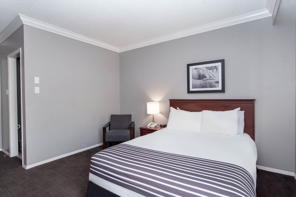 Sandman Inn Kamloops Standard Room, 1 Queen Bed 4