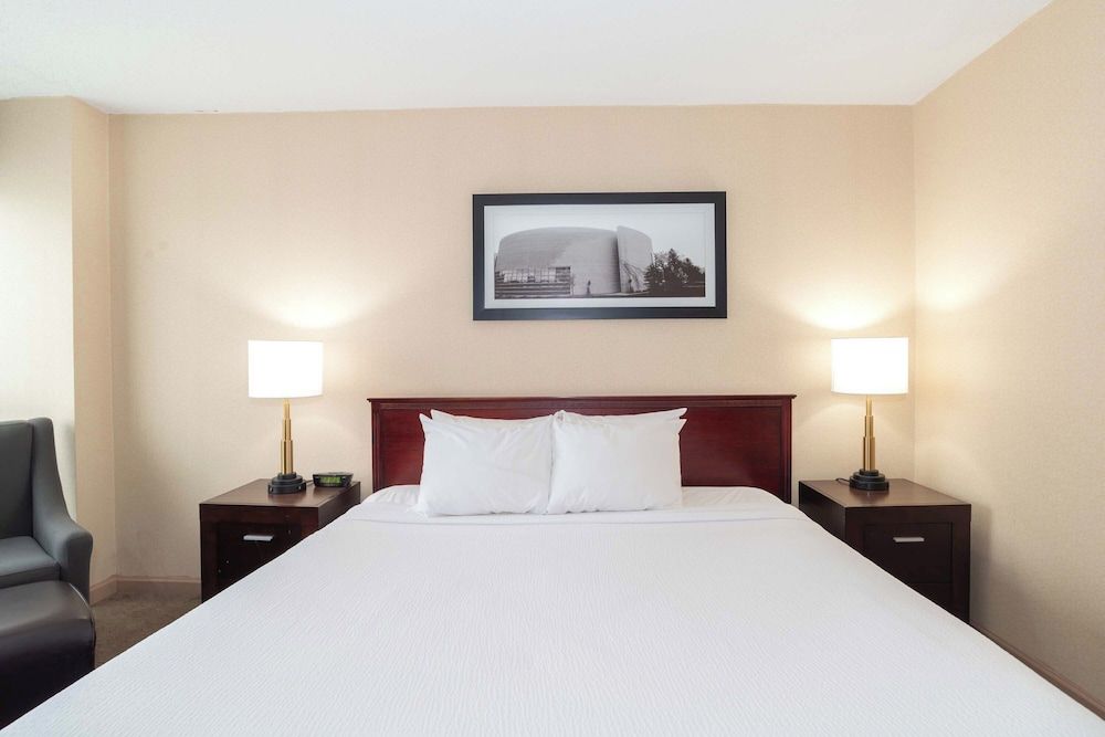 Sandman Hotel Lethbridge Standard Room, 1 Queen Bed 3