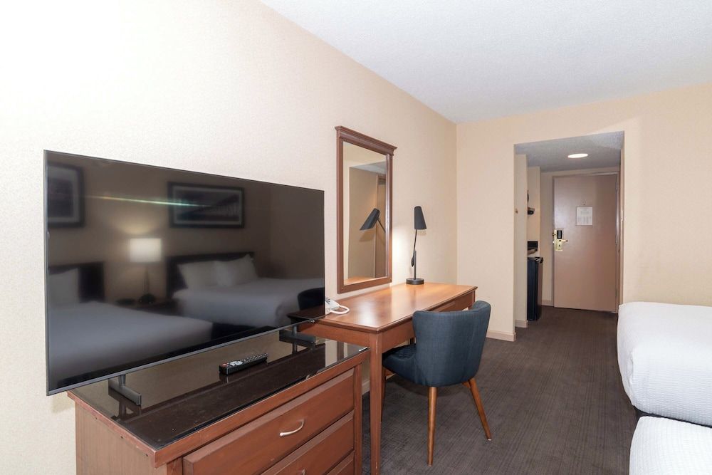 Sandman Hotel Lethbridge Standard Room, 2 Queen Beds 5