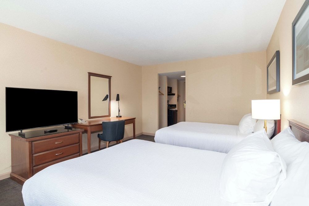 Sandman Hotel Lethbridge Standard Room, 2 Queen Beds 2