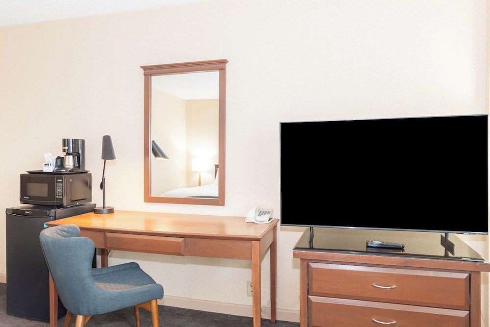 Sandman Hotel Lethbridge Standard Room, 1 Queen Bed 5