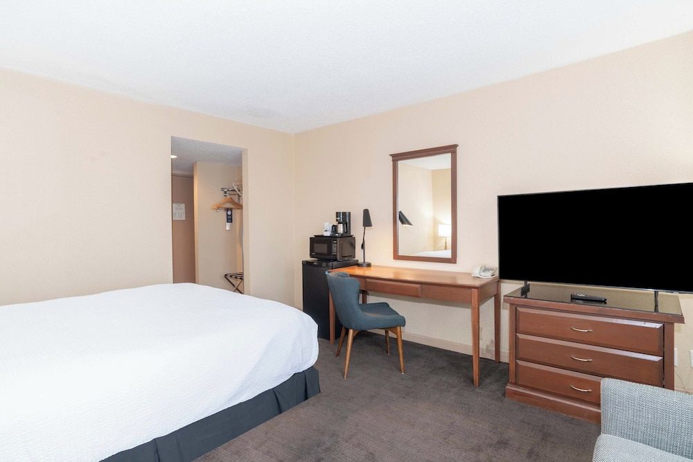 Sandman Hotel Lethbridge Standard Room, 1 Queen Bed 2