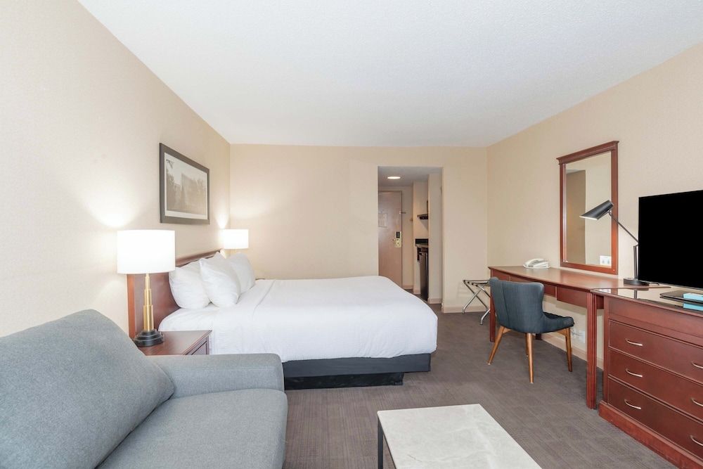 Sandman Hotel Lethbridge Standard Room, 1 King Bed with Sofa bed 2