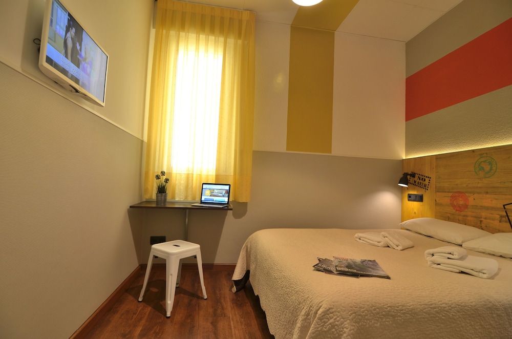 Far Home Atocha Double Room, Shared Bathroom 2