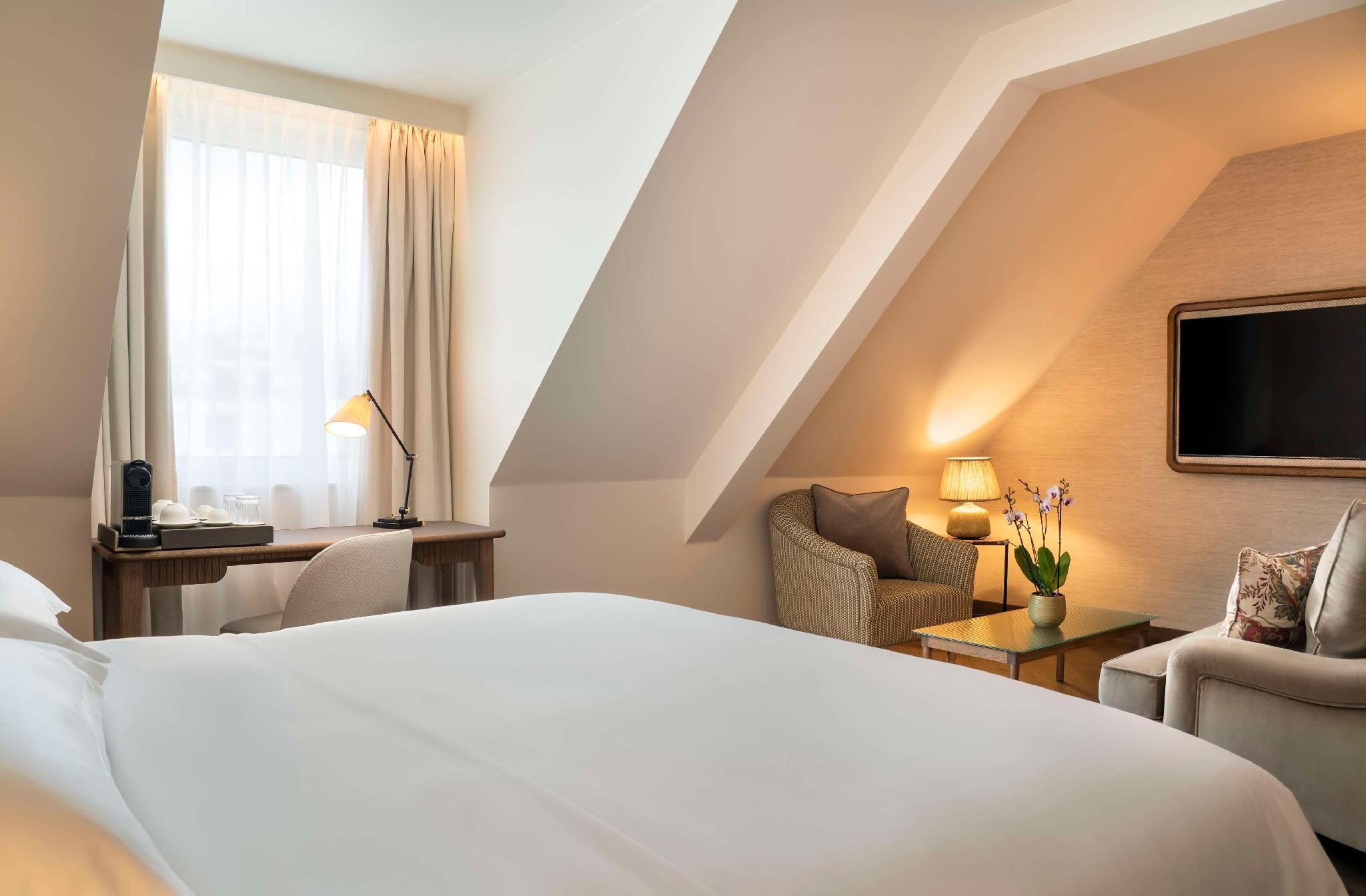 Junior Suite Deluxe With 1 King Bed