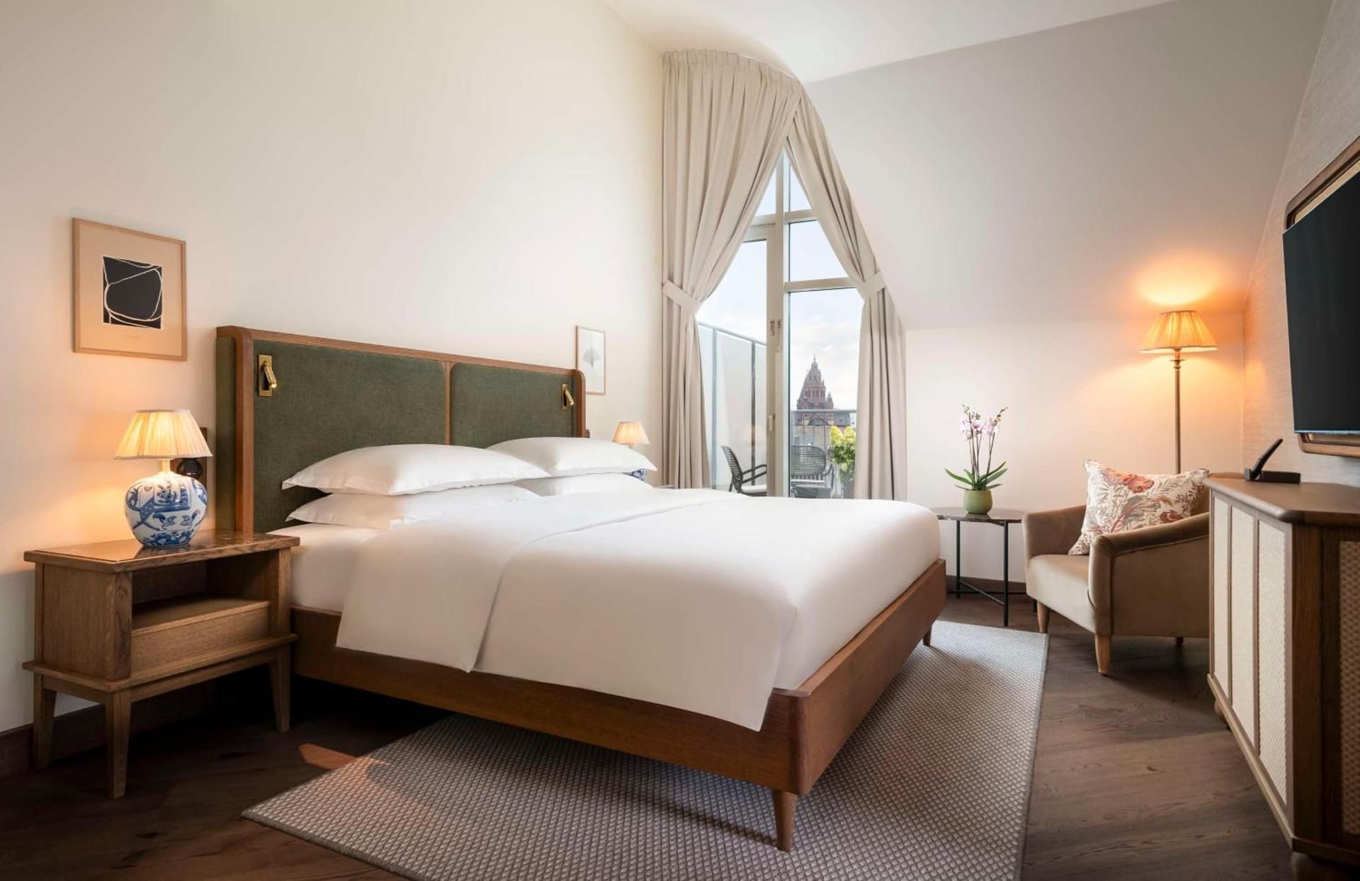 1 King Bed With Balcony