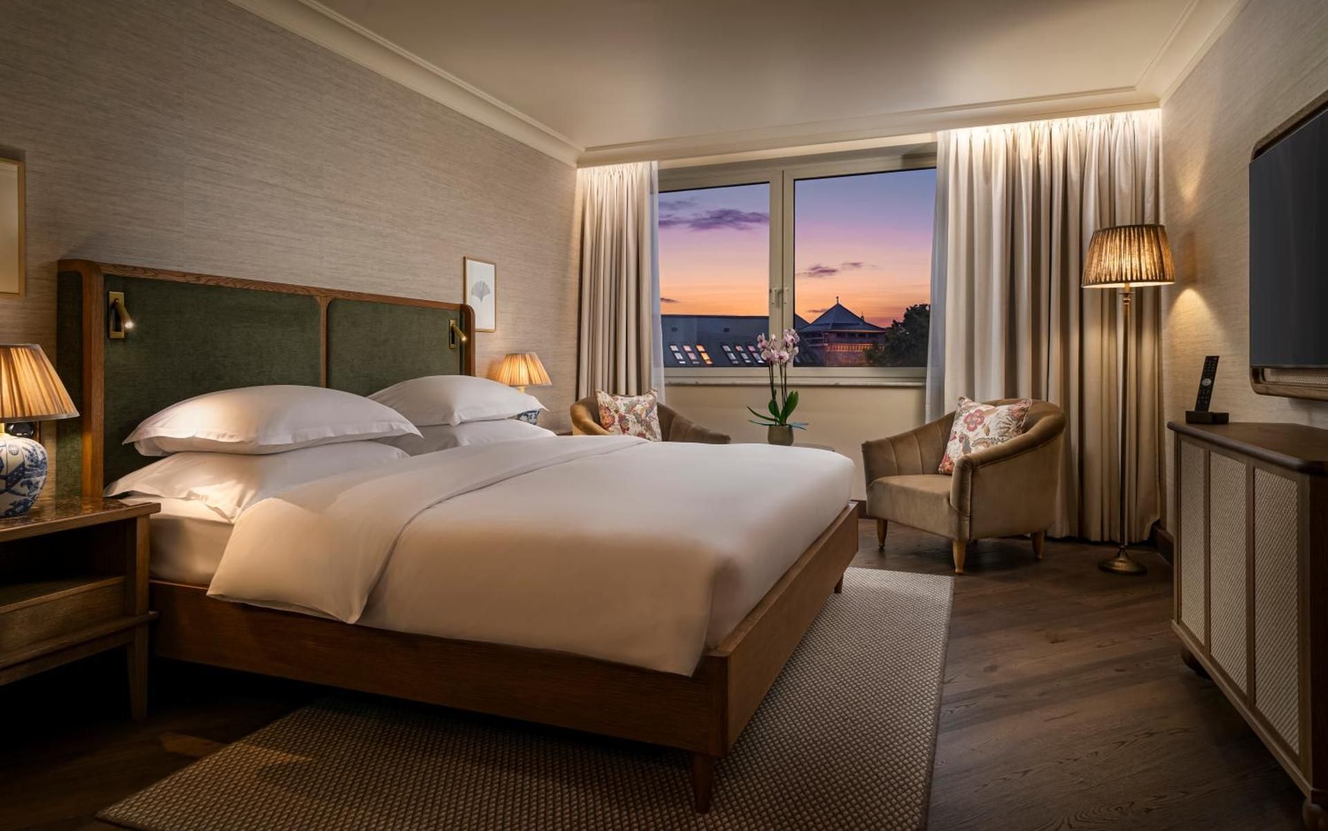 1 King Bed With Park View