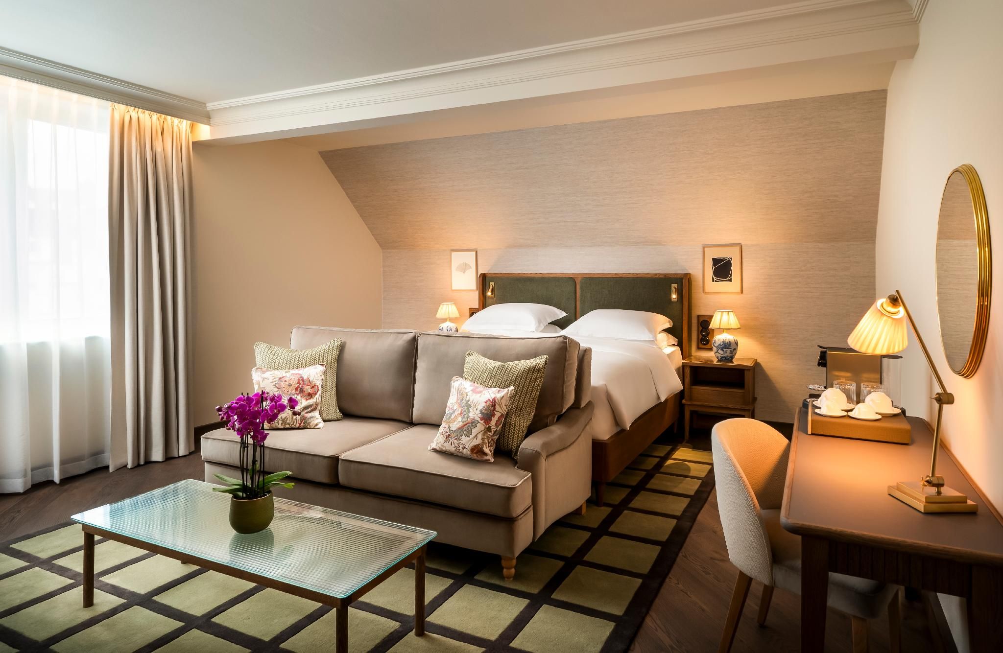 Junior suite with 1 king bed