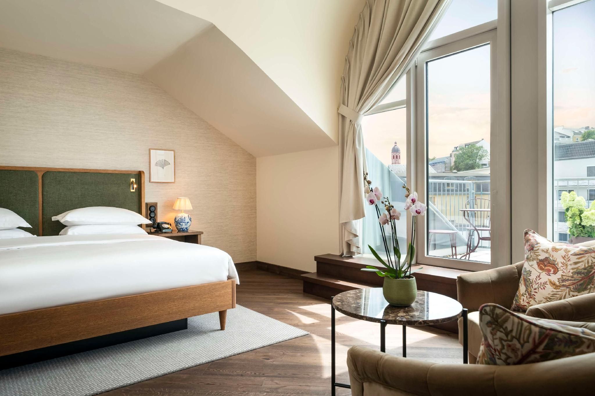 1 King Bed With Balcony