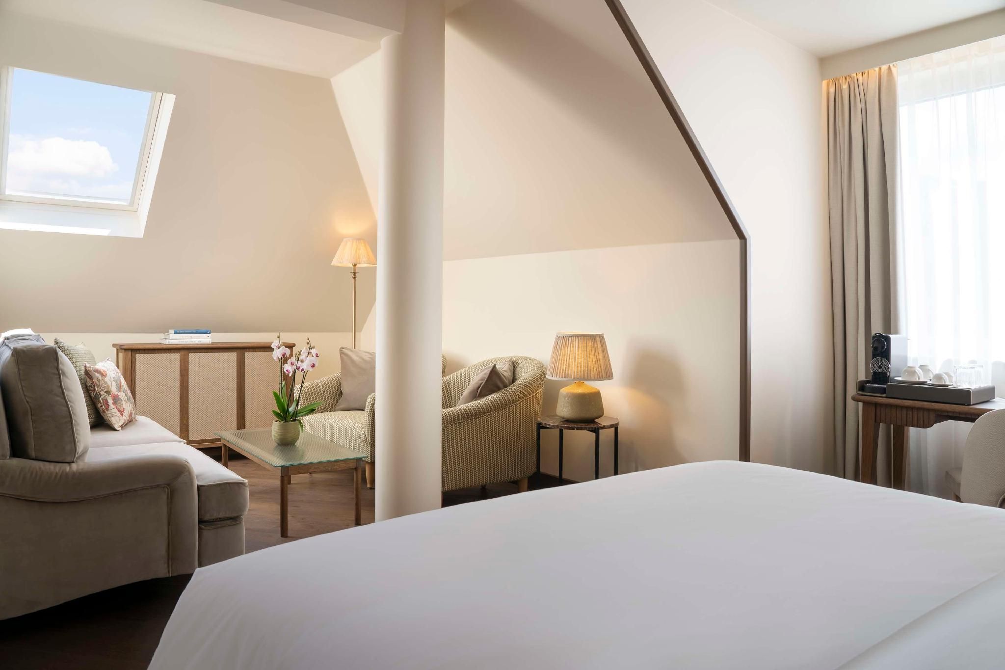 Junior Suite Deluxe With 1 Queen Bed