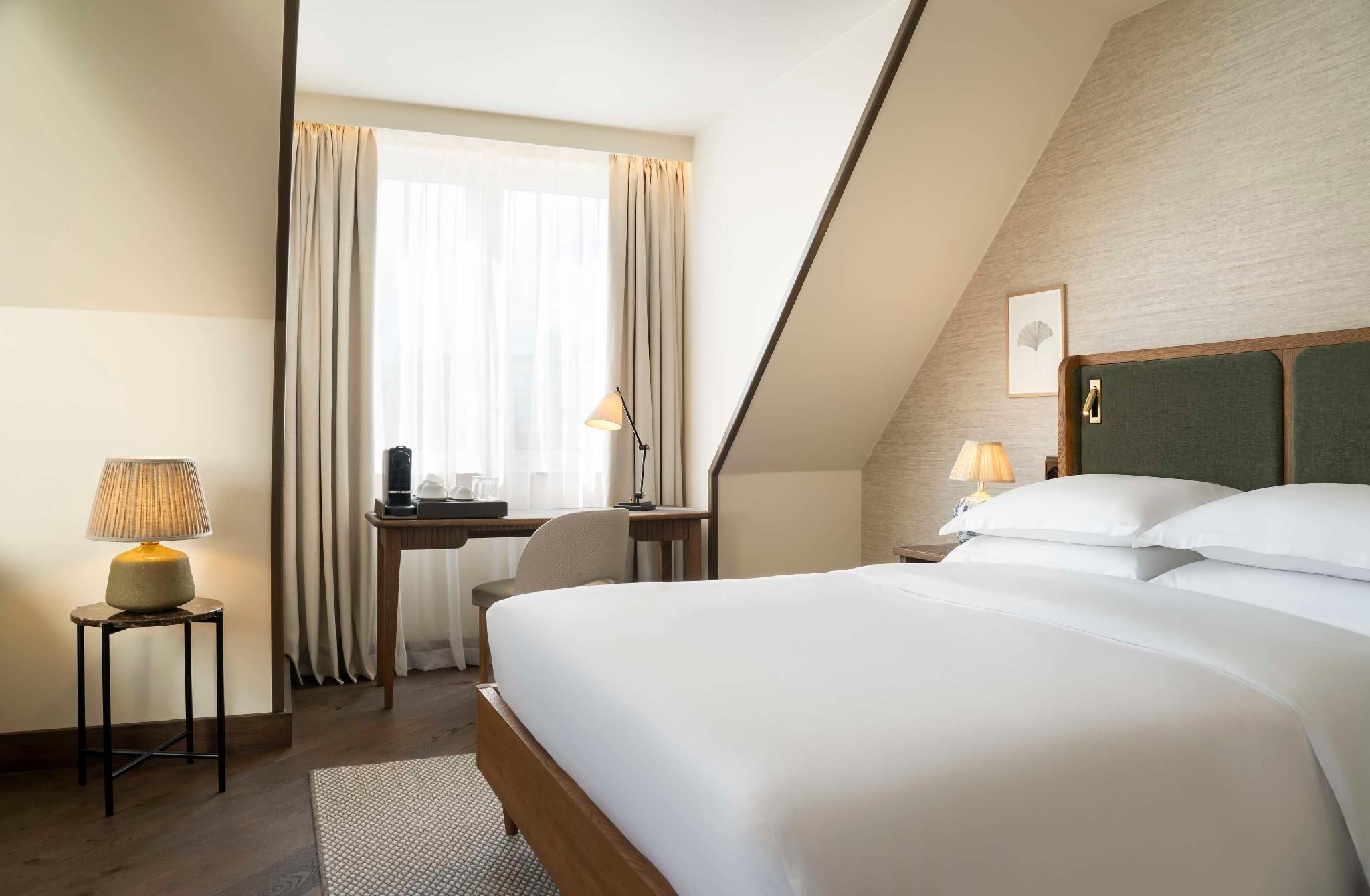 Junior Suite Deluxe With 1 Queen Bed