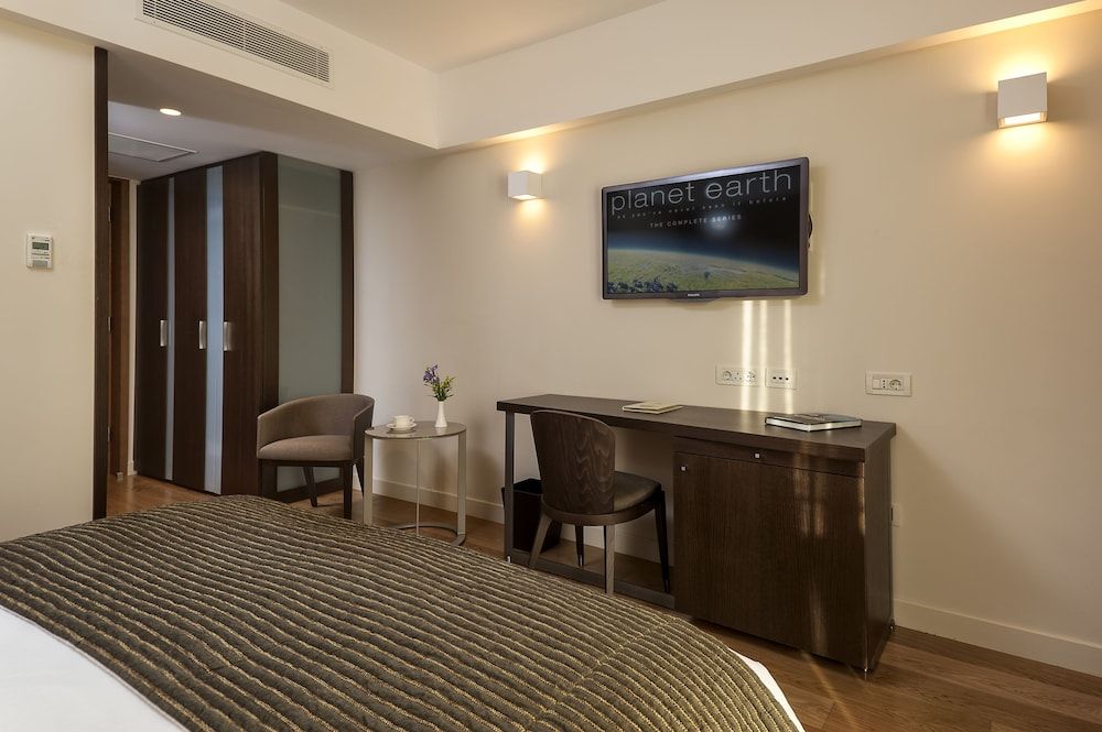 Samaria Hotel Standard Room 9