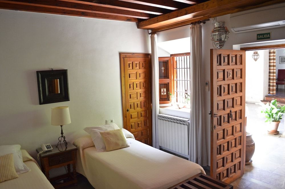 Santa Isabel la Real Hotel Basic Double or Twin Room, Courtyard View, Ground Floor 5