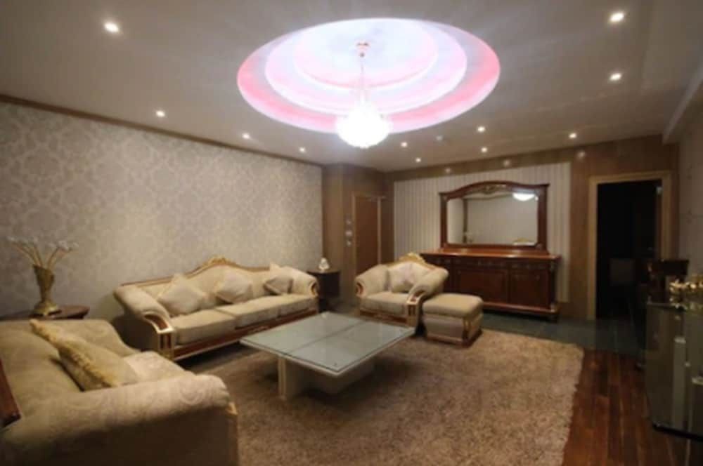 Hotel Menoir Dorsett Superior Suite, 1 King Bed 3