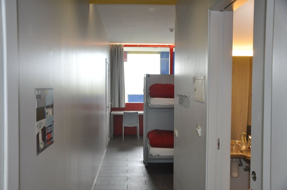 Centre Esplai Hostel Family Room, Balcony (5 pax) 11