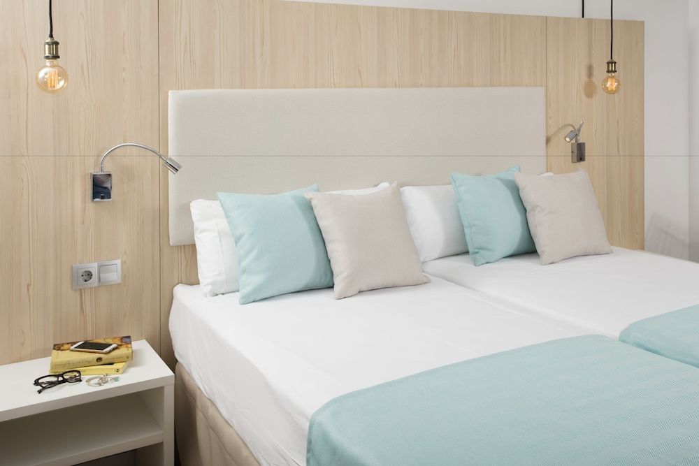 Double + extra bed, pool view, balcony