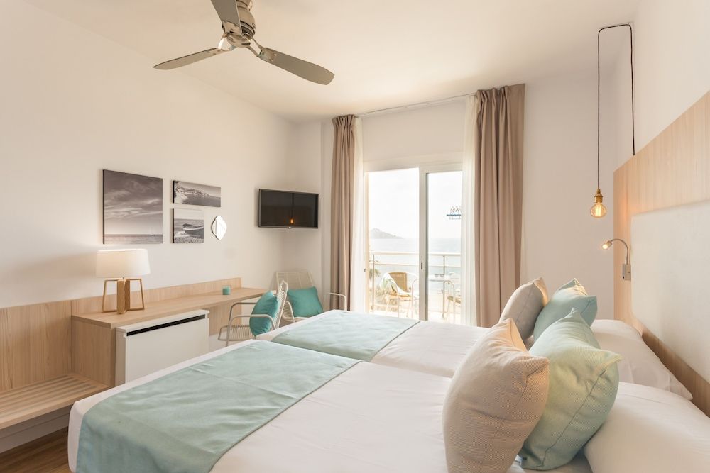 Double + extra bed, pool view, balcony