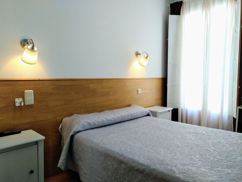 Hostal Nersan II Basic Double Room, 1 Double Bed, Private Bathroom, City View 3