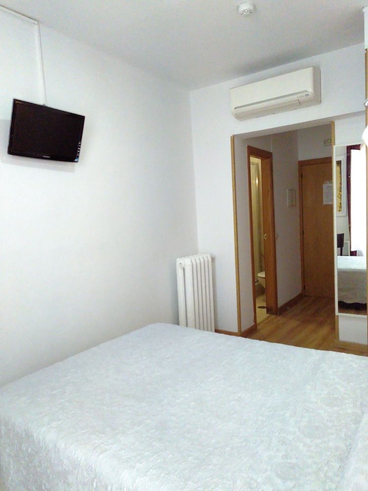 Hostal Nersan II Basic Double Room, 1 Double Bed, Private Bathroom, City View 4