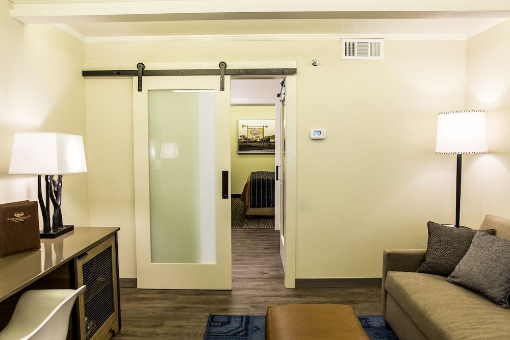 Fredericksburg Inn & Suites Suite, 1 Bedroom 9