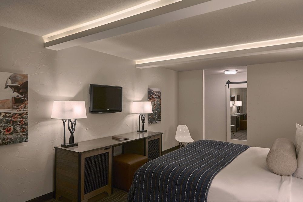 Fredericksburg Inn & Suites Traditional Room, 1 King Bed 6