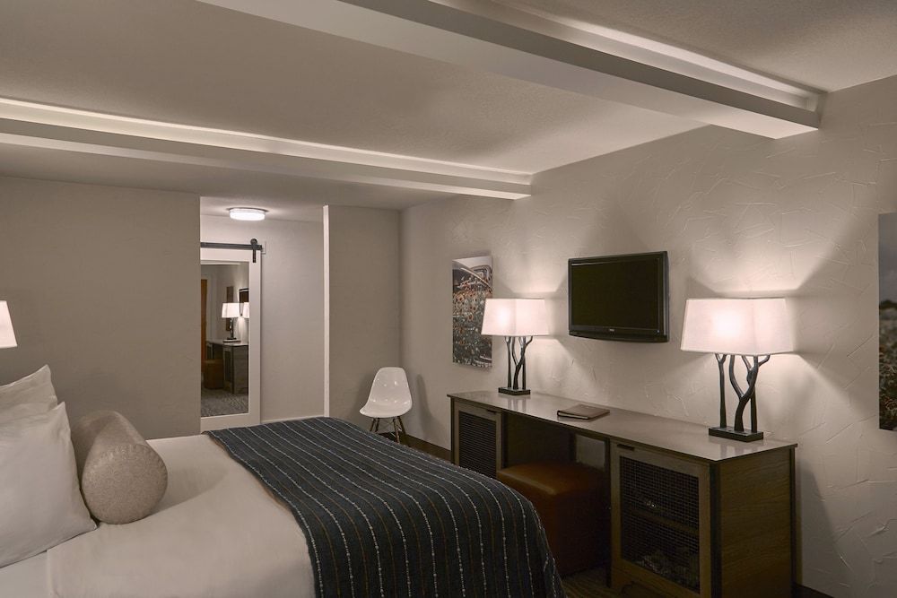 Fredericksburg Inn & Suites Traditional Room, 1 King Bed 8