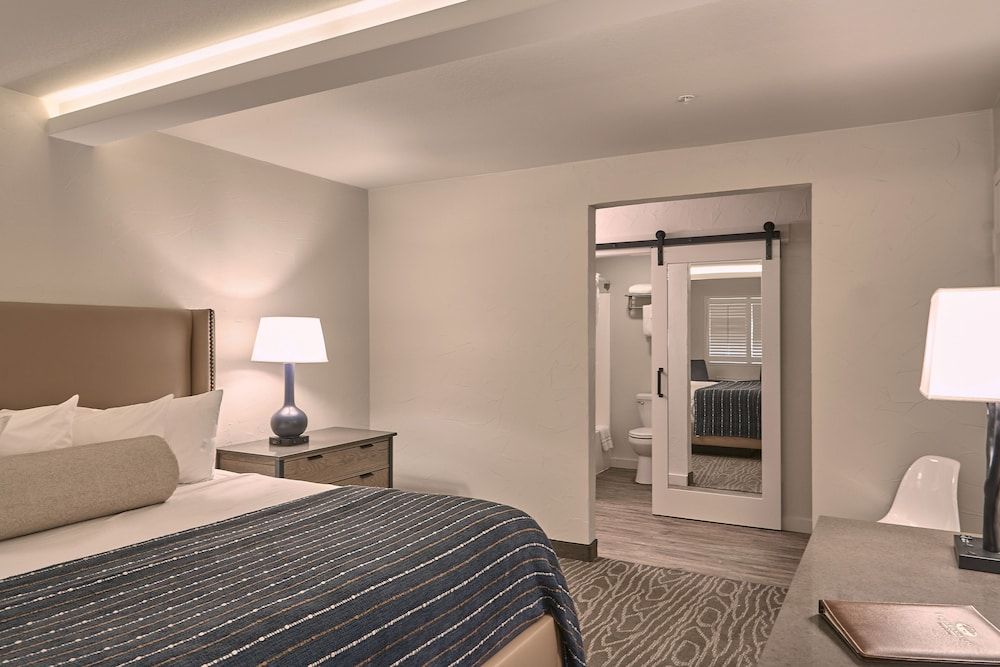 Fredericksburg Inn & Suites Traditional Room, 1 King Bed 5