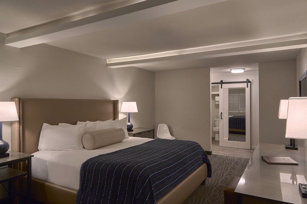 Fredericksburg Inn & Suites Traditional Room, 1 King Bed 2