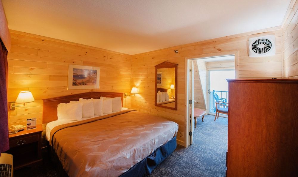 Deluxe Room, 1 King Bed, Balcony, Island/Beach/Lake View