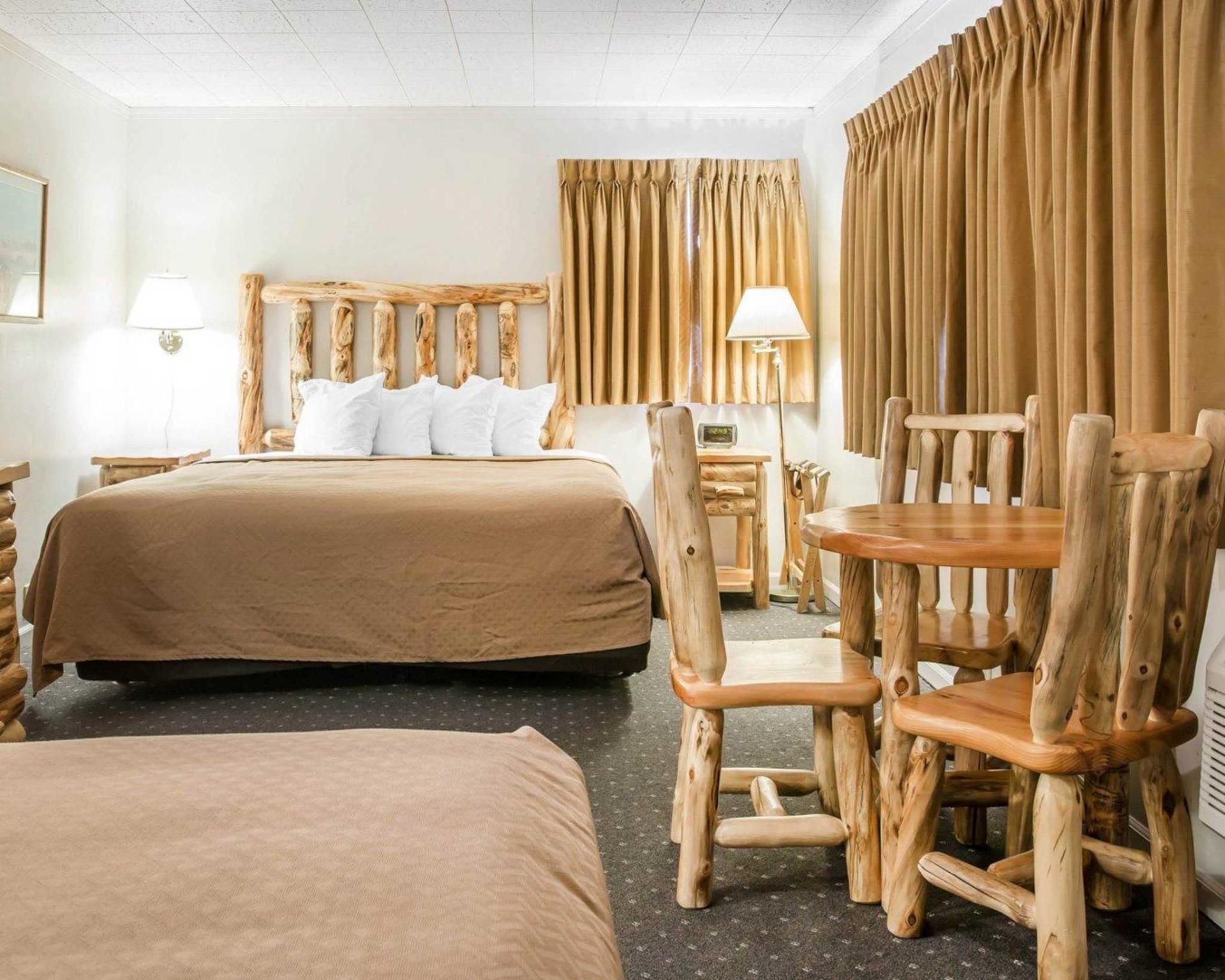 1 King Bed, Suite, Nonsmoking