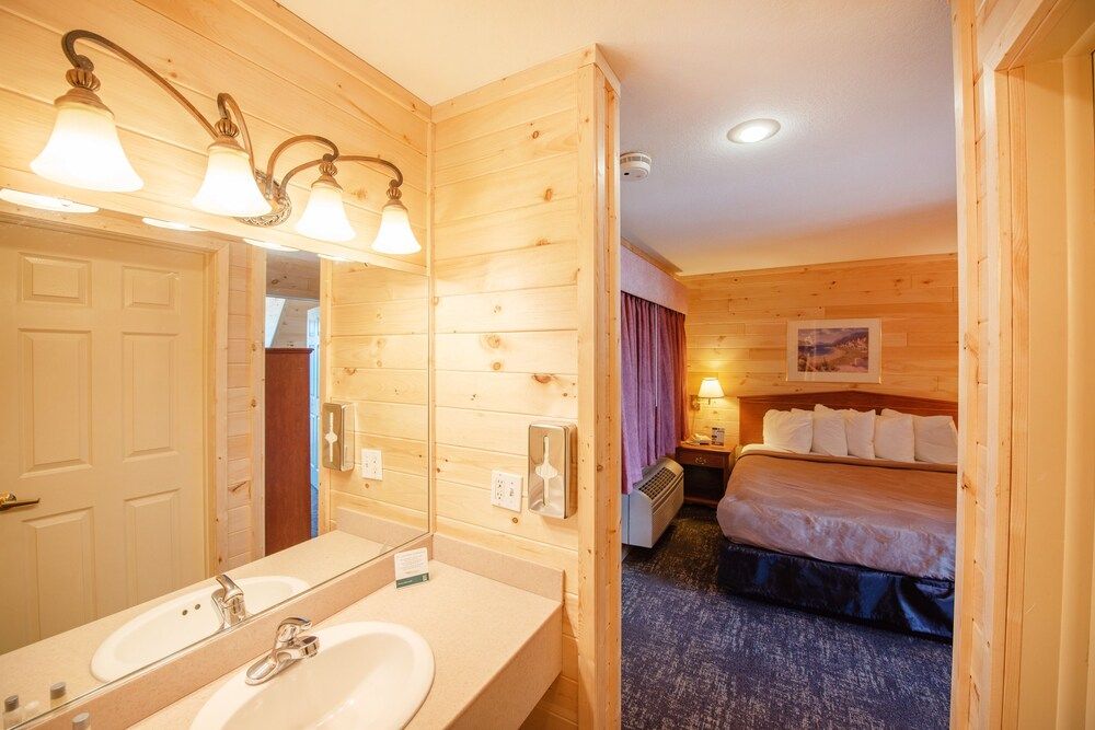 Deluxe Room, 1 King Bed, Balcony, Island/Beach/Lake View