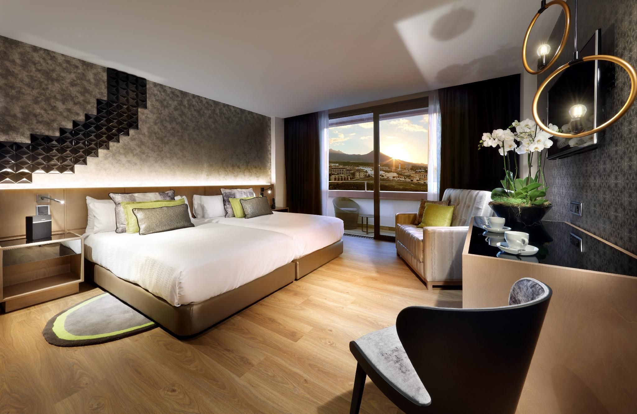 Deluxe Silver Room for 2 Adults and 1 Child