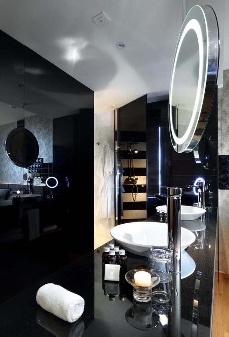 Deluxe Silver Room