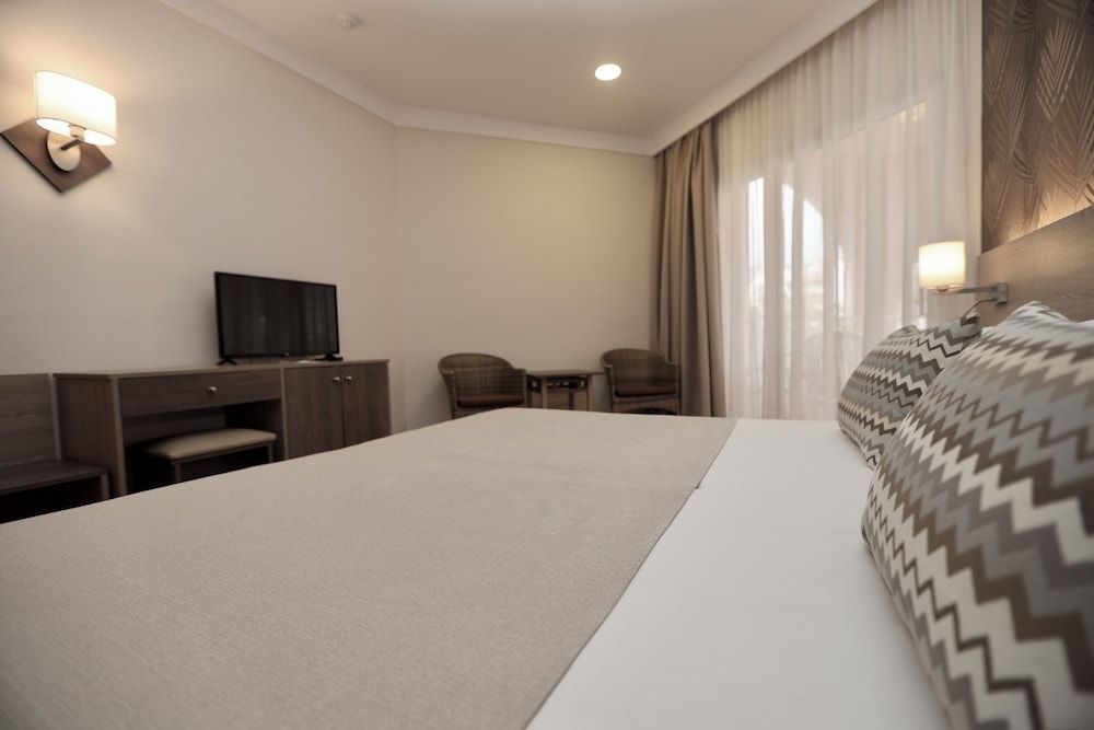 Hotel Puerto Palace Triple Room, Pool View 4