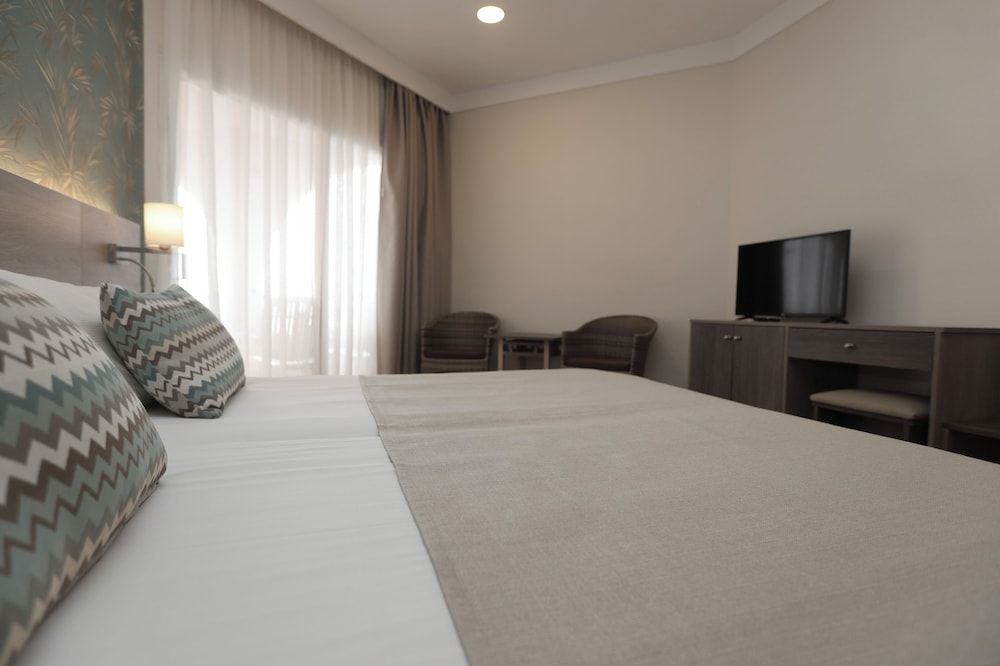 Hotel Puerto Palace Triple Room, Pool View