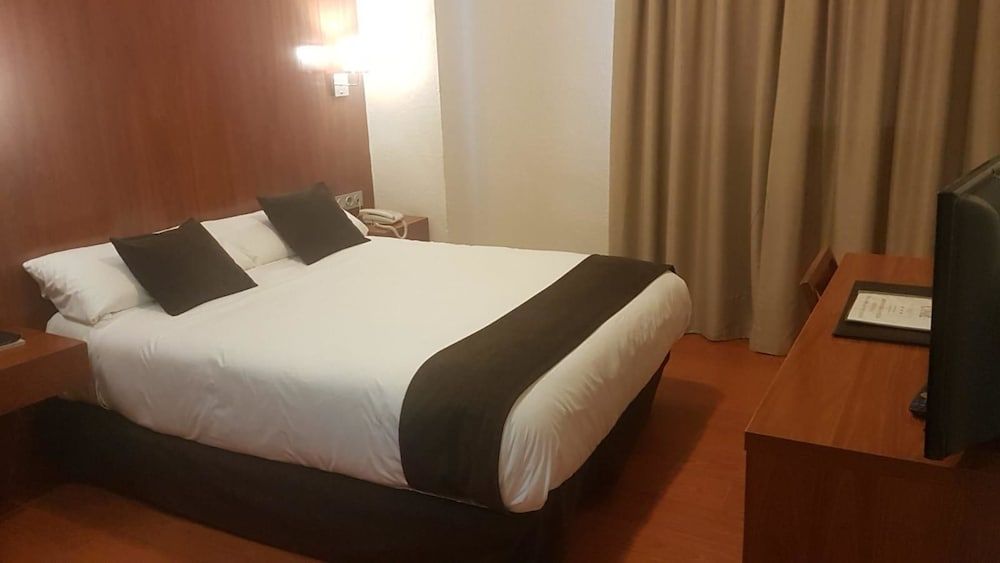 Hotel Familia Conde Standard Double or Twin Room (Parking included)