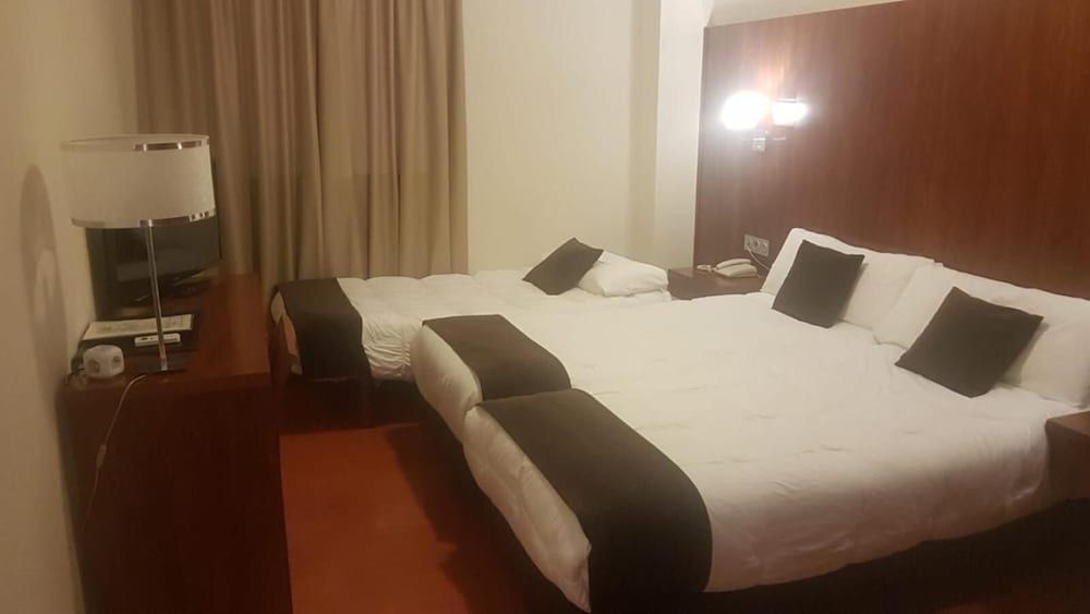 Hotel Familia Conde Standard Twin Room (Extra bed/Cama Supletoria) 2