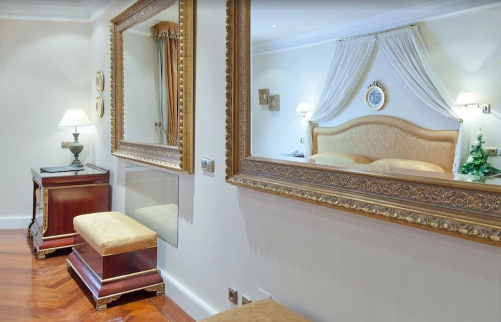 Alameda Palace Twin Room 4