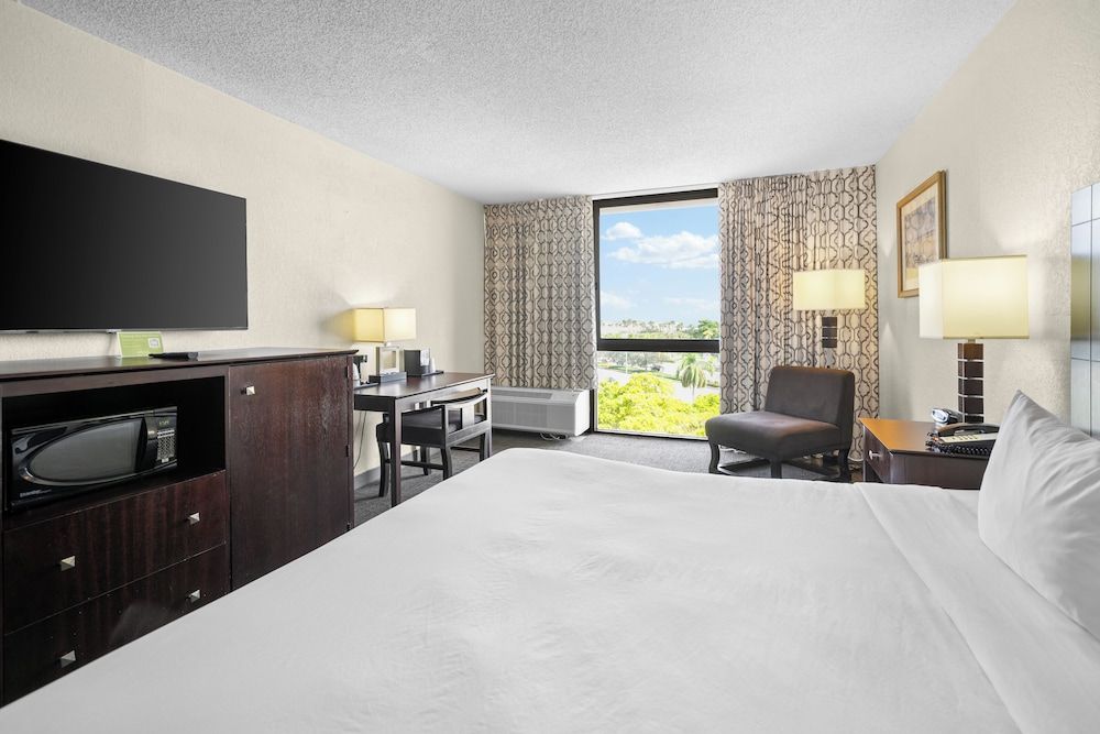 88 Palms Hotel & Event Center Deluxe Room, 1 King Bed, Accessible, City View 3