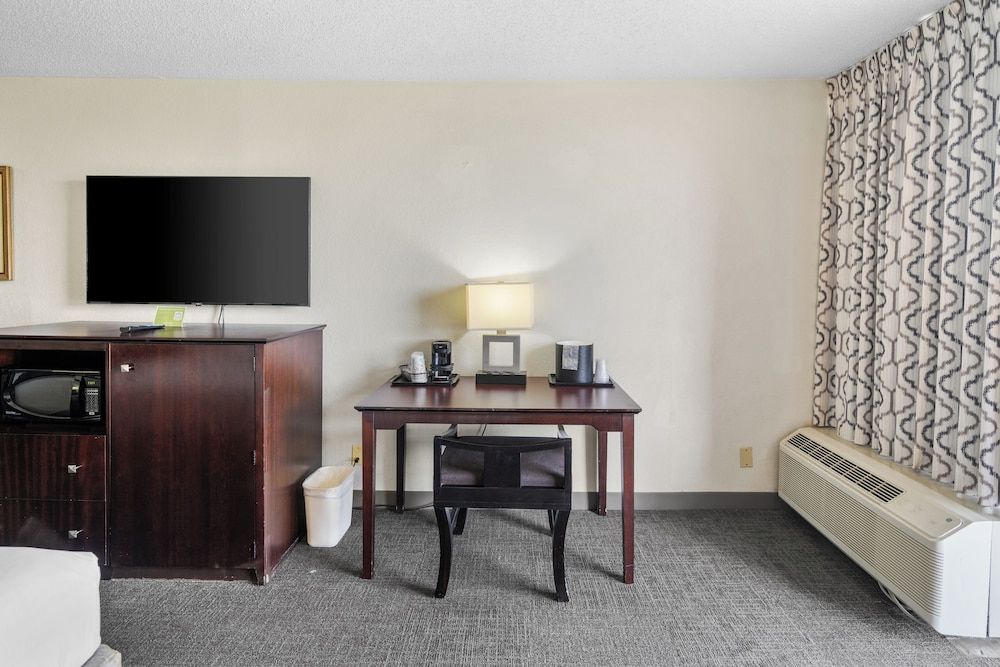 88 Palms Hotel & Event Center Deluxe Room, 1 King Bed, Accessible, City View 7