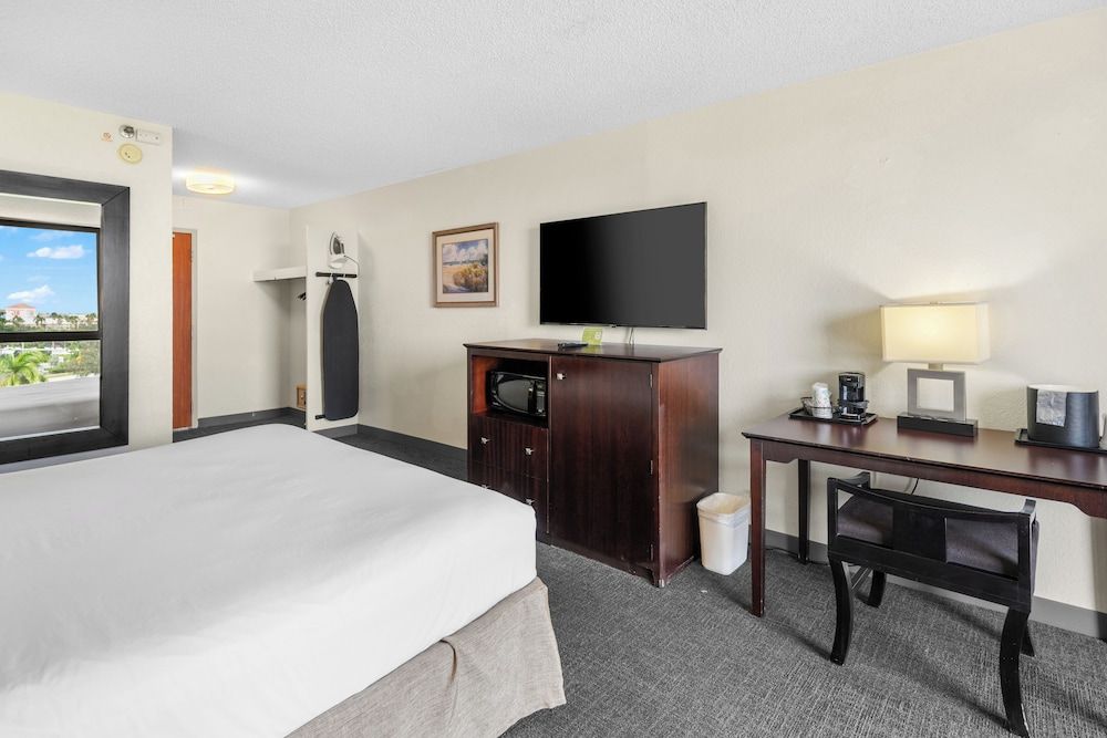 88 Palms Hotel & Event Center Deluxe Room, 1 King Bed, Accessible, City View 4