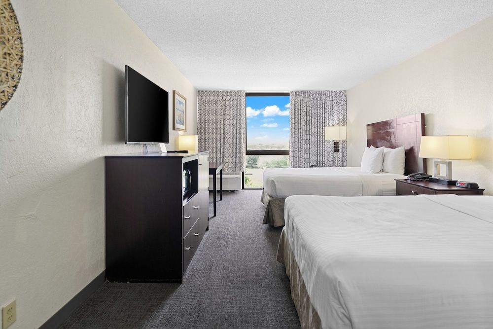 88 Palms Hotel & Event Center Deluxe Room, 2 Queen Beds, Non Smoking, City View 5