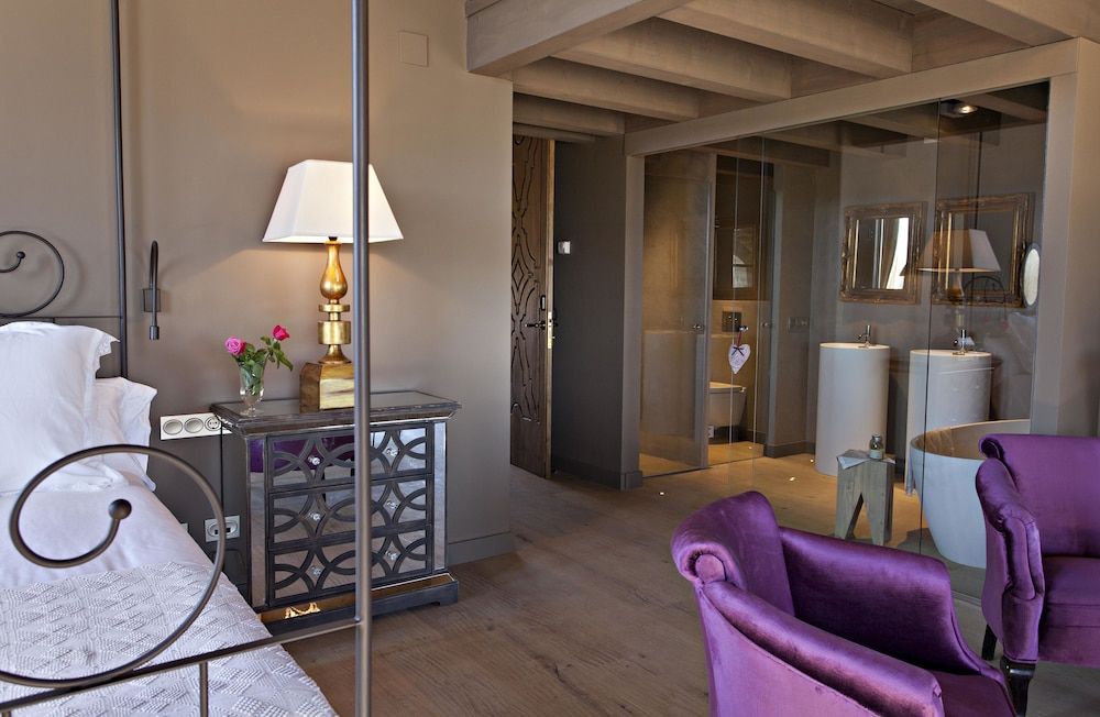 Hotel La Vella Farga Deluxe Room 4