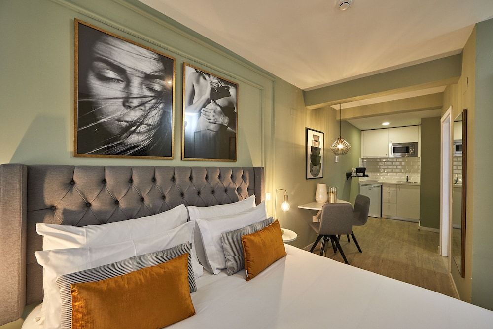 L&H La Latina Superior Double Room (Interior) 2