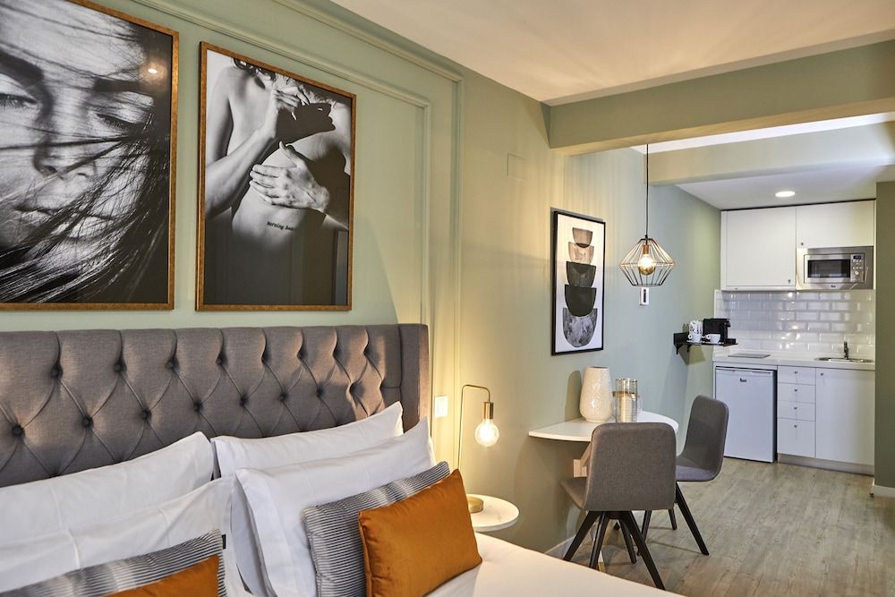 L&H La Latina Superior Double Room (Interior) 5