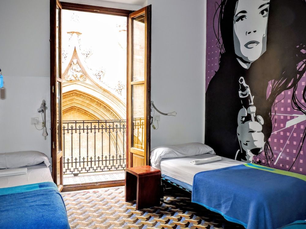 Home Youth Hostel Twin Room, Shared Bathroom 10