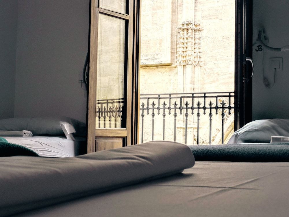 Home Youth Hostel Twin Room, Shared Bathroom 14